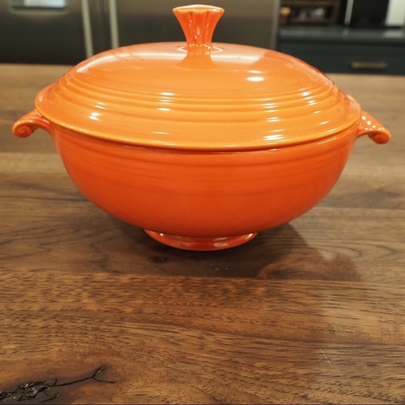 Vintage Fiesta red radioactive covered casserole - Picture 2 of 16